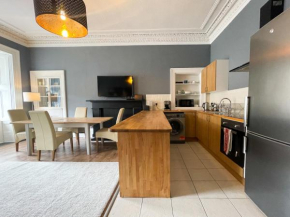 Spacious 3 bedroom Victorian flat City Centre